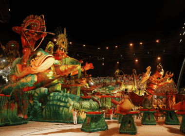 Carro alegórico inspirado na Amazônia com cores vibrantes como verde, laranja e vermelho, referência para paletas de cores tropicais.