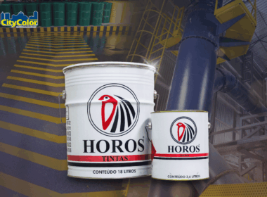 Tinta epóxi Horos para demarcação viária e industrial em latas, com fundo de piso sinalizado em ambiente industrial