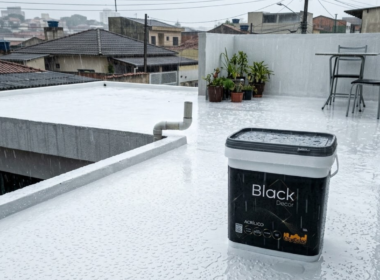 Aplicação de tinta borracha líquida CityColor para impermeabilização de laje exposta em telhado residencial