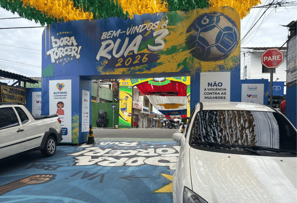 Portal de entrada da Rua 3 do Alvorada decorado para a Copa do Mundo 2026 com bandeirinhas e identidade visual temática em Manaus.