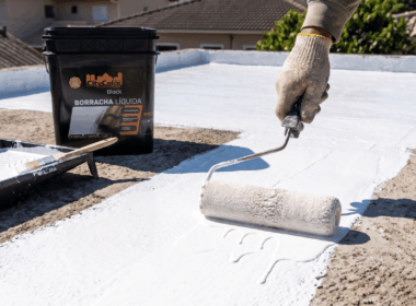 Aplicação de borracha líquida branca em laje residencial com rolo de pintura para impermeabilização e proteção contra infiltrações em telhados e coberturas em Manaus.