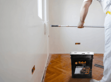 Aplicação de borracha líquida em parede para prevenir umidade, bolhas e descascamento da pintura