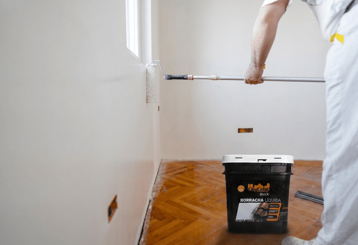 Aplicação de borracha líquida em parede para prevenir umidade, bolhas e descascamento da pintura