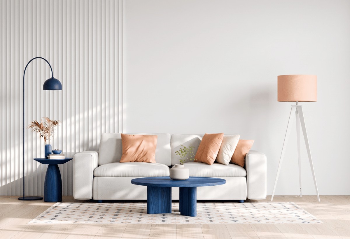 Sala de estar com base em Branco Gelo, almofadas em tom Pêssego e móveis decorativos em Azul Caprichoso.