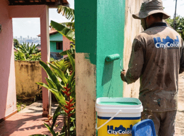 Profissional pintando parede externa em Manaus com tinta acrílica CityColor durante período de estiagem